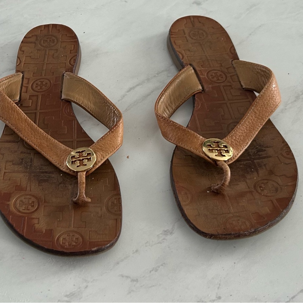 Tory Burch Thora Royal Tan Gold Tumbled Leather Thong Sandals Metal Logo S 7.5